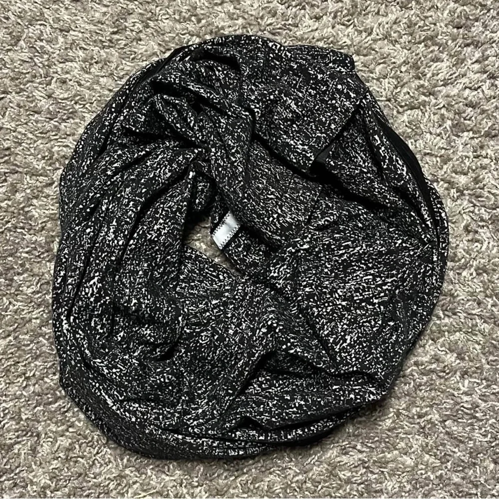 EUC Lululemon Vinyasa Wrap Scarf Snaps Arm Holes Black Gray O/S